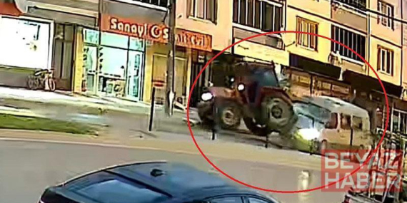 Tarım işçilerini taşıyan minibüs, park halindeki traktöre çarptı; 10 kişinin yaralandığı kaza kamerada