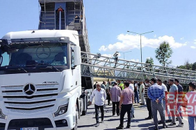 Damperi açık TIR, EDS direğini devirdi