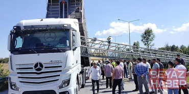Damperi açık TIR, EDS direğini devirdi