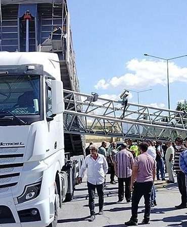 Damperi açık TIR, EDS direğini devirdi