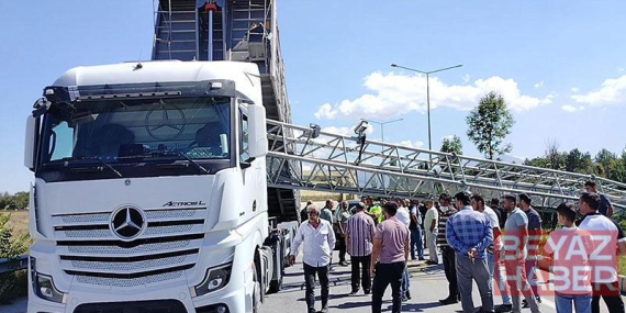 Damperi açık TIR, EDS direğini devirdi