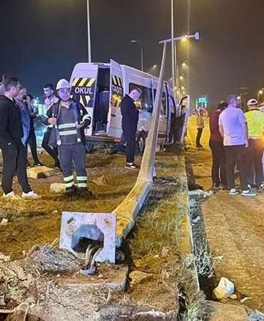 Düğünden dönen minibüs ile hafif ticari araç çarpıştı; 21 yaralı