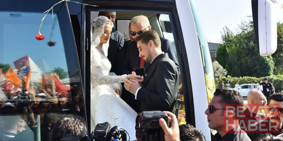Düğünleri öncesi Cumhurbaşkanı Erdoğan’ı karşılamaya gittiler