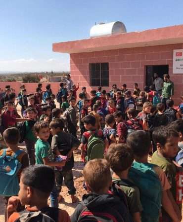 İHH 22 ülkede 10 bin öğrenciye kırtasiye seti dağıtacağını duyurdu