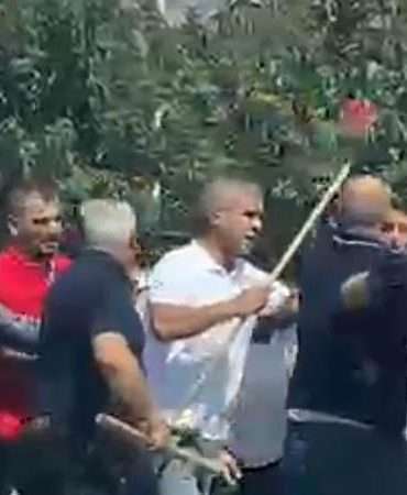 Sokakta taşlı sopalı kavga; 3 yaralı