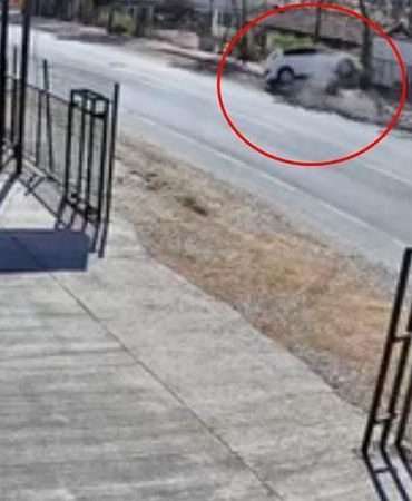 Kaldırıma çarpıp ters dönen otomobildeki baba oğul yaralandı
