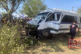 Tarım işçilerini taşıyan minibüs, ağaca çarptı: 14 yaralı