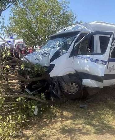 Tarım işçilerini taşıyan minibüs, ağaca çarptı: 14 yaralı