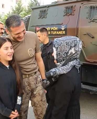 Emniyet Müdürü, şehit çocuğunu okuldan özel harekat aracıyla alıp evine bıraktı