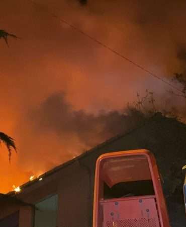 Bakırköy’de kentsel dönüşüm nedeniyle boşaltılan binanın çatısı alev alev yandı