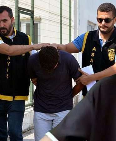 Birlikte içki içtiği çocukluk arkadaşını bıçaklayarak öldürdü