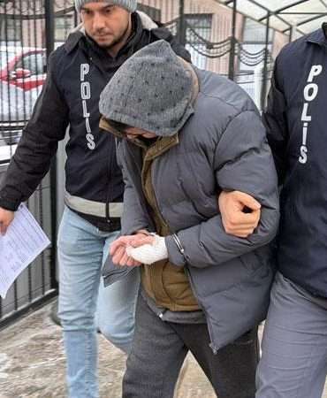 Üvey babasını bıçaklayarak öldüren sanık: Annemi korumak için müdahale ettim