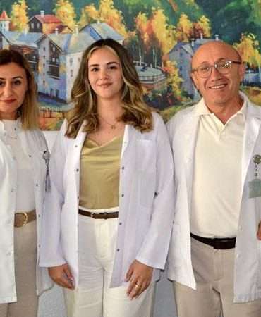 Anne ve babasının görev yaptığı hastaneye doktor oldu