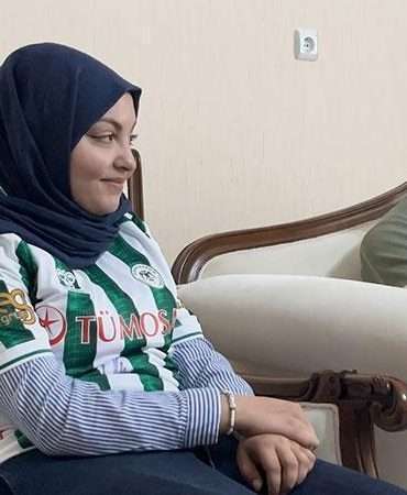 Konyasporlu futbolcular omurilik kanser tedavisi gören Konyaspor taraftarı Sude Ay