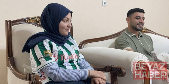 Konyasporlu futbolcular omurilik kanser tedavisi gören Konyaspor taraftarı Sude Ay