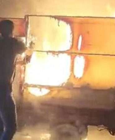 Ambulans şoförünün, 3 tekerli motosikletteki yangına müdahale ettiği anlar kamerada