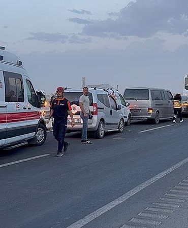 Kum fırtınasında zincirleme kaza; 16 yaralı