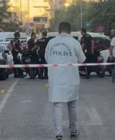 Cadde ortasında silahlı kavga; 2’si yoldan geçen 3 kişi yaralandı