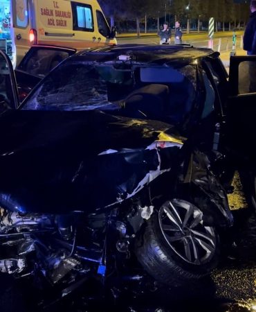 Maltepe’de iki otomobil çarpıştı: 2’si ağır 11 yaralı