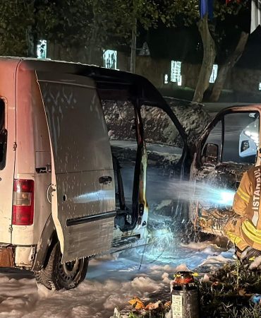 Beşiktaş’ta hafif ticari araçta çıkan yangın söndürüldü