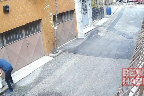 Kedilerin mama kaplarını çöpe atıp, sularını döken baba-oğul kamerada
