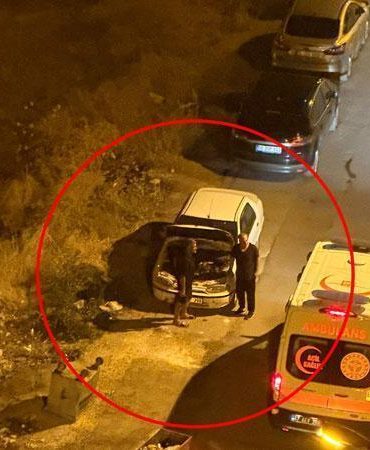 Gece yarısı kornası takılı kalan otomobil, mahalleyi ayağa kaldırdı