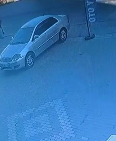 Beton mikseri ile otomobilin çarpıştığı kaza kamerada