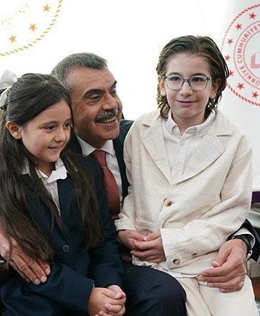 Bakan Tekin, Cumhurbaşkanı Erdoğan ile şarkı söyleyen öğrencileri kabul etti