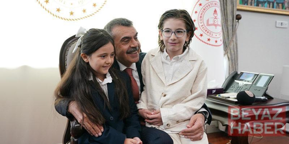 Bakan Tekin, Cumhurbaşkanı Erdoğan ile şarkı söyleyen öğrencileri kabul etti