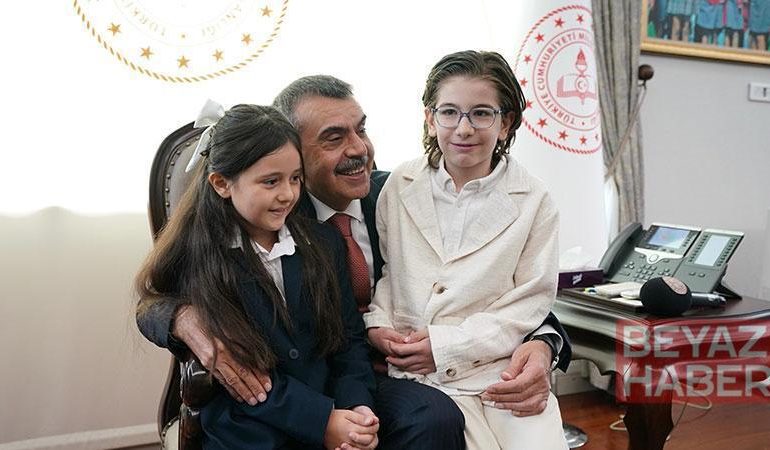 Bakan Tekin, Cumhurbaşkanı Erdoğan ile şarkı söyleyen öğrencileri kabul etti