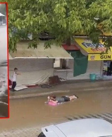 Şişme yataklarla sel sularında yüzdüler