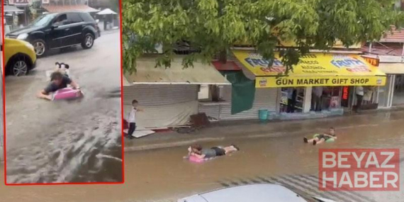 Şişme yataklarla sel sularında yüzdüler