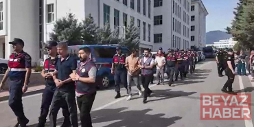 Hırsızlık şüphelilerine, adliyede yakınlarından tükürüklü tepki