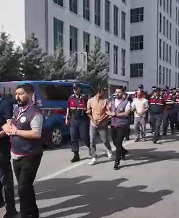 Hırsızlık şüphelilerine, adliyede yakınlarından tükürüklü tepki