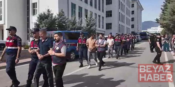 Hırsızlık şüphelilerine, adliyede yakınlarından tükürüklü tepki