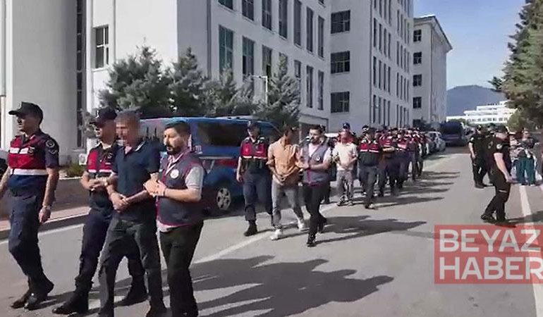 Hırsızlık şüphelilerine, adliyede yakınlarından tükürüklü tepki