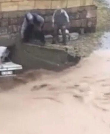 Nevşehir’de sel sularına kapılan otomobildeki 3 kişi köylüler tarafından kurtarıldı