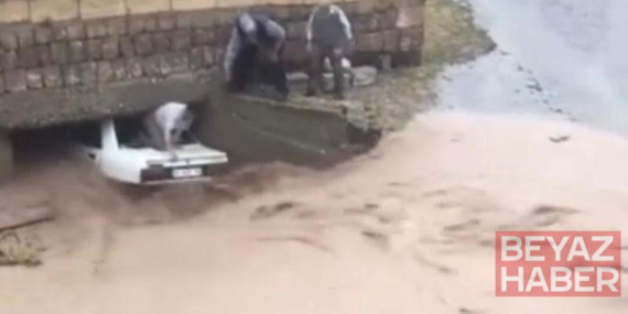 Nevşehir’de sel sularına kapılan otomobildeki 3 kişi köylüler tarafından kurtarıldı