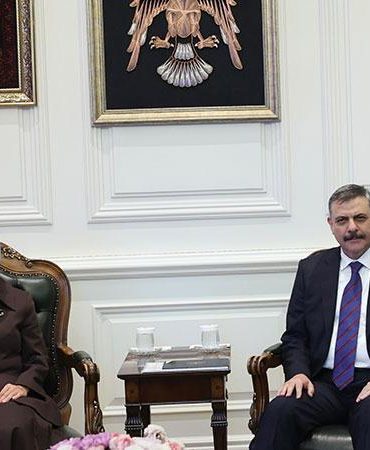 Bakan Çiftçi: Vatandaşın ihtiyacını doğru zamanda ve yerinde ihtiyaçlarını görmekle mükellefiz