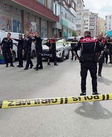 Babasını darbeden kişiye tabancayla bacağından yaraladı; o anlar kamerada
