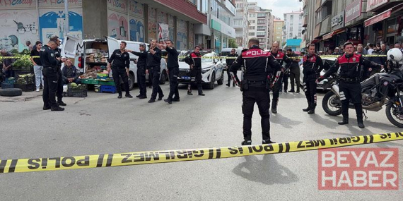 Babasını darbeden kişiye tabancayla bacağından yaraladı; o anlar kamerada