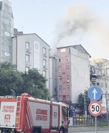 Beyoğlu’nda iş yeri yangını söndürüldü
