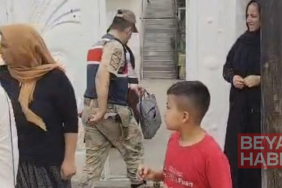 Ev sahibini bıçaklayıp sandalyeye bağladılar, gasbettikleri altınlarla kaçtılar