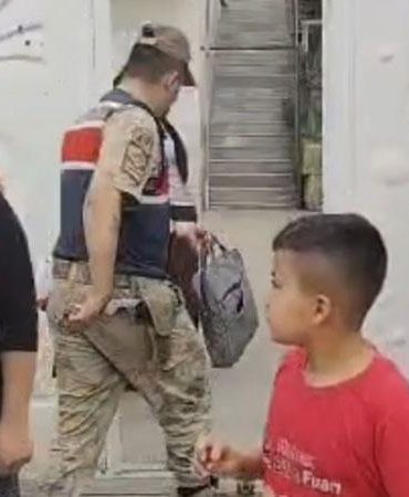 Ev sahibini bıçaklayıp sandalyeye bağladılar, gasbettikleri altınlarla kaçtılar