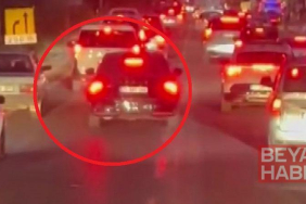 Otomobilin, ihbara giden itfaiye aracının önünde ilerlediği anlar kamerada
