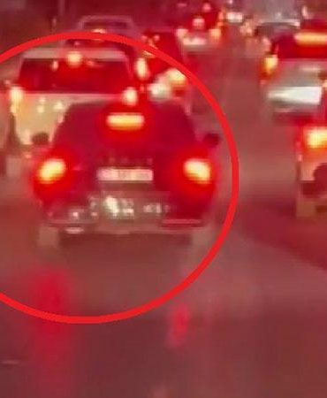 Otomobilin, ihbara giden itfaiye aracının önünde ilerlediği anlar kamerada