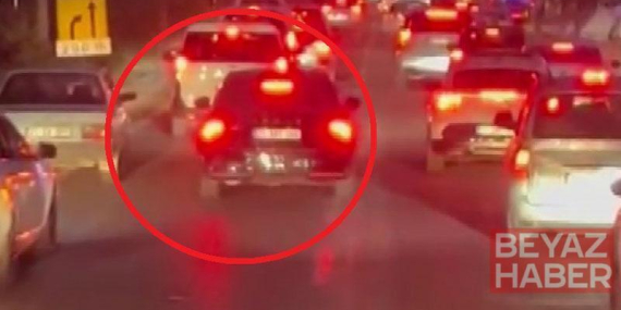 Otomobilin, ihbara giden itfaiye aracının önünde ilerlediği anlar kamerada