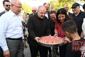 Mustafa Varank, Bursa’dan Özür Özel’e börek dağıtarak cevap verdi