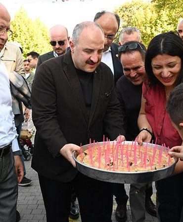 Mustafa Varank, Bursa’dan Özür Özel’e börek dağıtarak cevap verdi