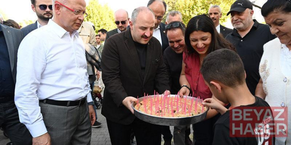 Mustafa Varank, Bursa’dan Özür Özel’e börek dağıtarak cevap verdi